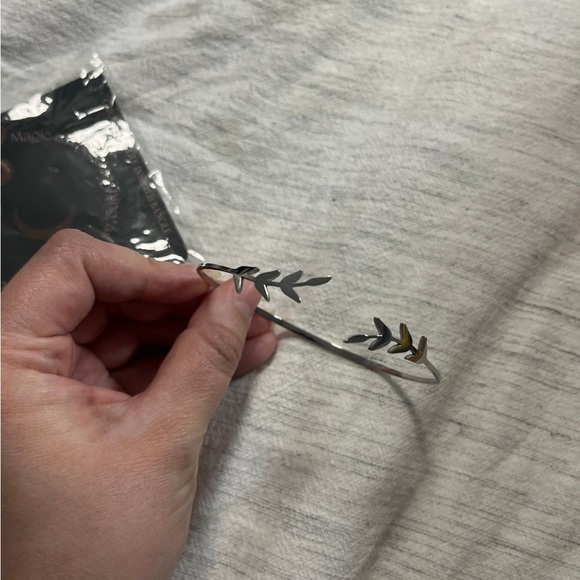 Greater Jungle Inspired Bangle Bracelet - Picture 3 of 4